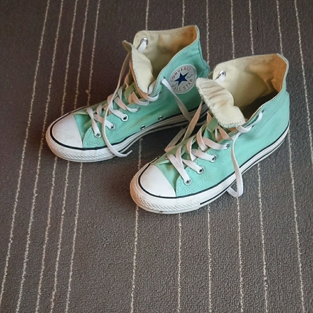 Super cute Unisex converse (mens sz 5 ladies sz 7)
